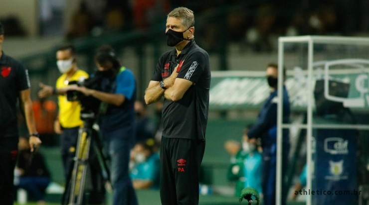 Autuori: irá mexer no time (Foto: Divulgação/Athletico)