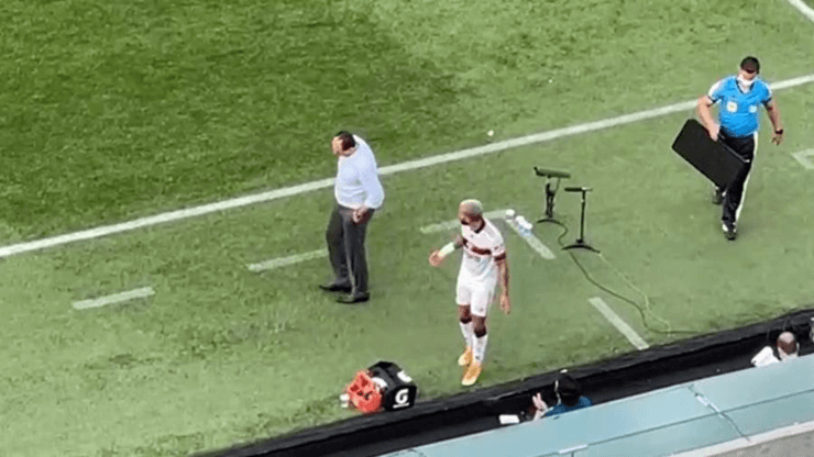 Gabigol e Rogério Ceni discutem após jogador do Flamengo ser substituído. (Foto: Reprodução) Gabigol e Rogério Ceni discutem após jogador do Flamengo ser substituído. (Foto: Reprodução)