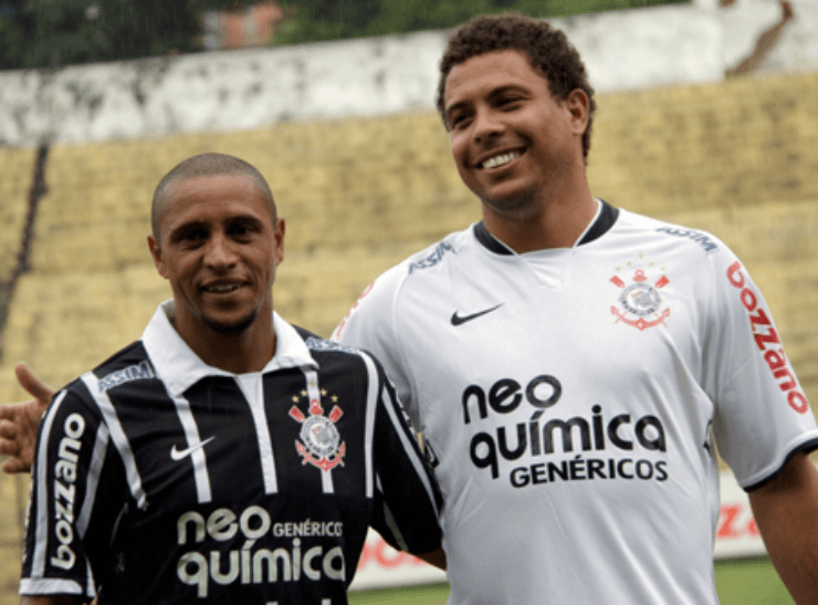 Roberto Carlos e Ronaldo, com a camiseta do Corinthians. (Foto: Divulgação) Roberto Carlos e Ronaldo, com a camiseta do Corinthians. (Foto: Divulgação)