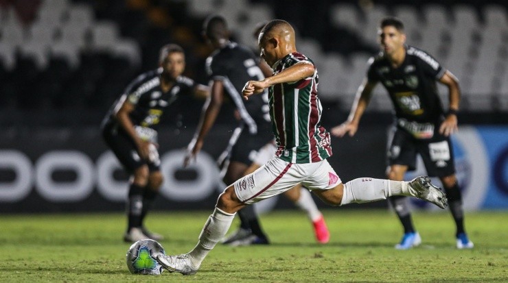 De pênalti: atacante marcou contra o Botafogo, em São Januário (FOTO: LUCAS MERÇON / FLUMINENSE F.C./DIVULGAÇÃO)
