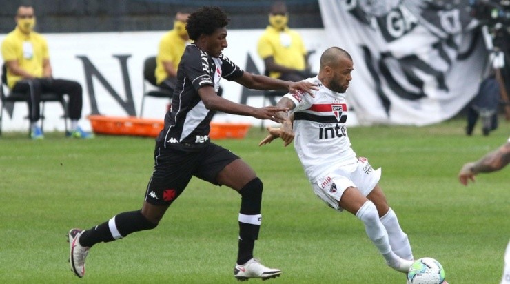Rendimento de Dani Alves vem irritando a torcida - Foto: Rubens Chiri/SPFC. Rendimento de Dani Alves vem irritando a torcida - Foto: Rubens Chiri/SPFC.