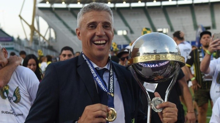 Treinador venceu o Lanús por 3 a 0 na final e levantou o caneco - Foto: Getty Images. Treinador venceu o Lanús por 3 a 0 na final e levantou o caneco - Foto: Getty Images.