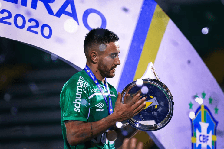 Alan Ruschel levantou a taça da Série B pela Chapecoense. (Foto: Márcio Cunha/ACF)
