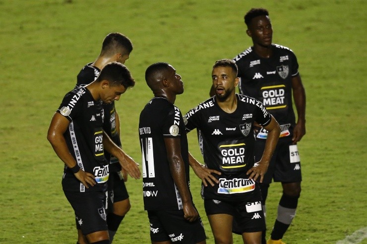 Botafogo irá jogar a série B do Brasileirão em 2021. (Foto: Bruna Prado/Getty Images)