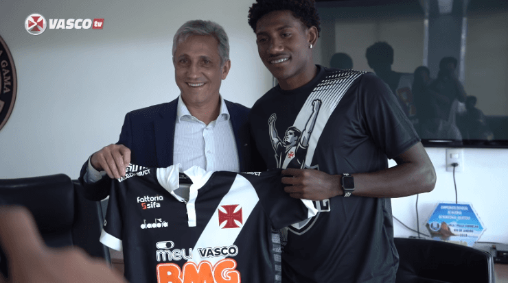 Kaio Magno ao lado do ex-presidente Alexandre Campello: em 2019, jovem renovou seu contrato (Foto: Reprodução/ Vasco TV / Youtube)