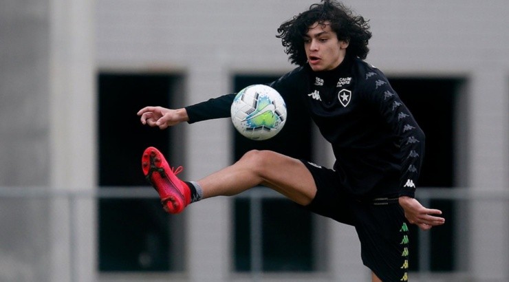 Matheus Nascimento se destacou na base e já figura entre os profissionais - Foto: Vitor Silva/Botafogo.