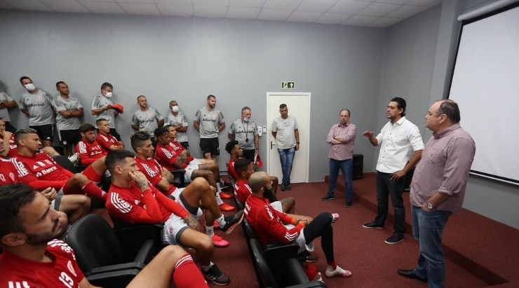 Jogadores do Inter em reunião com a diretoria. Foto: Ricardo Duarte/Internacional