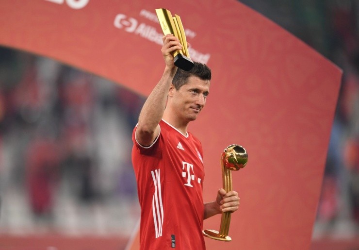 Lewandowski com seus prêmios individuais conquistados no Mundial. (Foto: Reprodução)