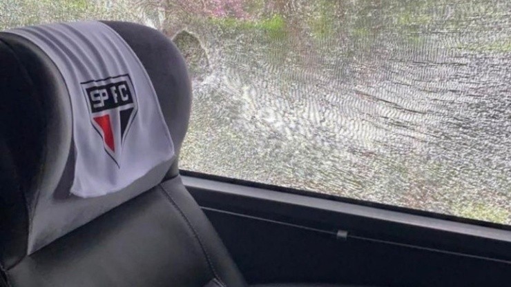 Ônibus do São Paulo ficou bem estragado após o ataque de 'torcedores'. (Foto: Getty Images)