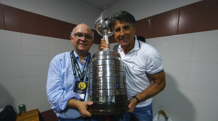 Romildo Bolzan e Renato Portaluppi: parceria de longa data já rendeu títulos importantes (Foto: Lucas Uebel/Grêmio/Divulgação)