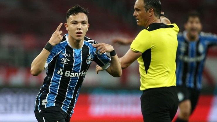 Pepê foi vendido na tarde desta quinta-feira para o Porto, mas segue no Grêmio até o segundo semestre. (Foto: Getty Images) Pepê foi vendido na tarde desta quinta-feira para o Porto, mas segue no Grêmio até o segundo semestre. (Foto: Getty Images)