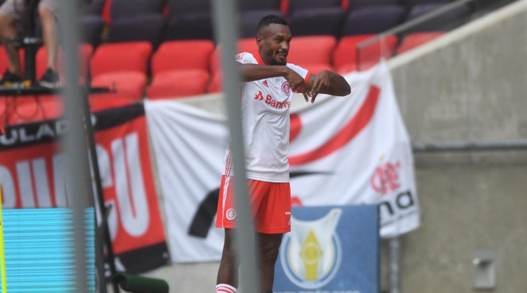 No Maracanã: camisa 8 balançou as redes em cobrança de pênalti (Foto: Ricardo Duarte/Flickr do Internacional/Divulgação) No Maracanã: camisa 8 balançou as redes em cobrança de pênalti (Foto: Ricardo Duarte/Flickr do Internacional/Divulgação)