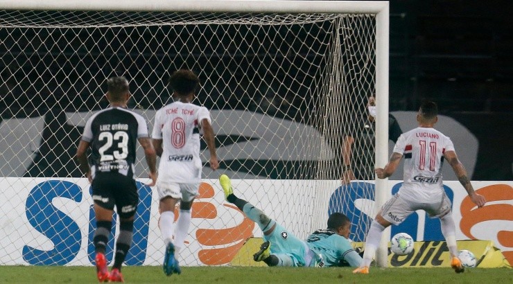Luciano perdeu a chance de empatar a partida - Foto: Vitor Silva/Flickr Oficial do Botafogo/Divulgação.