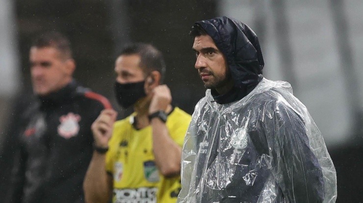 Sob a chuva torrencial que caiu durante o Derby, Abel viu a base palestrina representar a fibra do Verdão à altura – Foto: Flickr Sociedade Esportiva Palmeiras – autor: César Greco