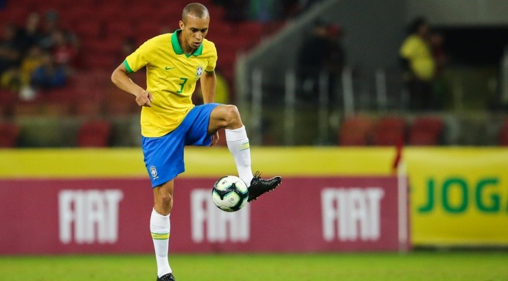 Zagueiro está sem clube após deixar o Brasil - Foto: Pedro H. Tesch/AGIF.