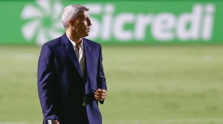 Crespo: em ação para convencer Borré (Foto: Marcello Zambrana/AGIF)