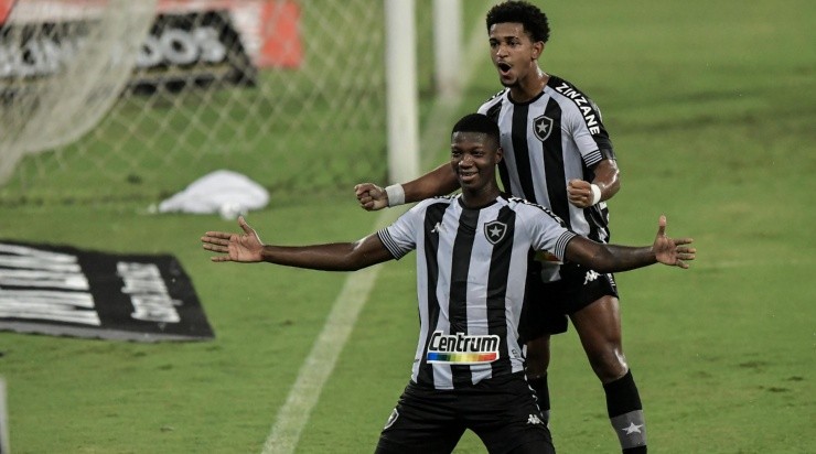 Matheus Babi e Warley: decisivos (Foto: Thiago Ribeiro/AGIF)