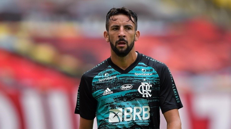 Isla vem sendo titular na posição - Foto: Thiago Ribeiro/AGIF.