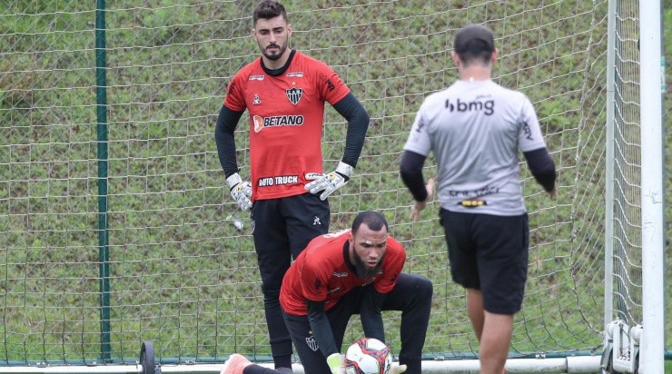 Rafael e Everson: chegada de Cuca reabre disputa por posição (Foto: Pedro Souza / Atlético / Divulgação)