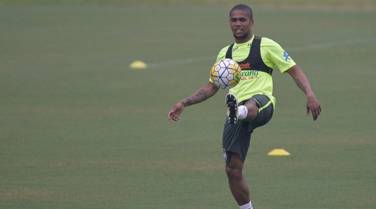 Douglas Costa: alvo tricolor (Foto: Pedro Martins/AGIF)