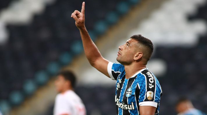 Diego Souza foi o cara do jogo: ele marcou três gols (Foto: Getty Images)