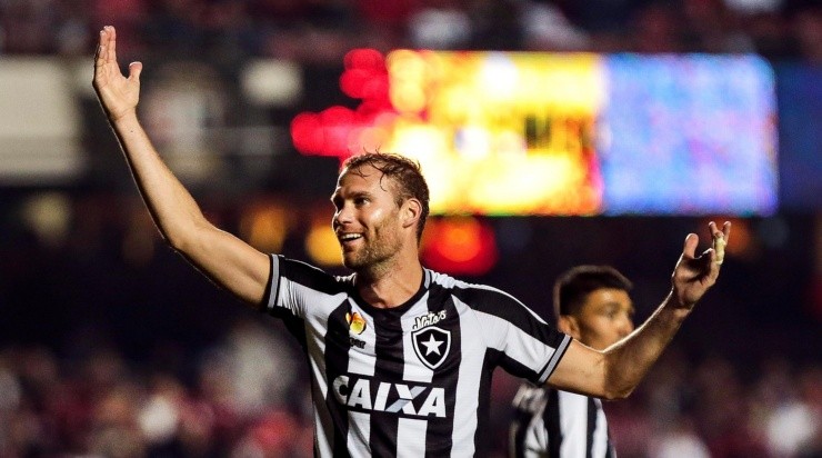 Joel Carli: retornando ao Glorioso (Foto: Ale Cabral/AGIF)