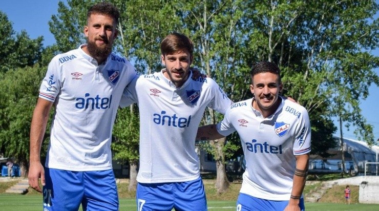 Guzmán (esq) ao lado de Viña, atualmente no Palmeiras, e Gabriel Neves, desejado por clubes brasileiros - Foto: Reprodução/Twitter Oficial Guzmán Corujo.