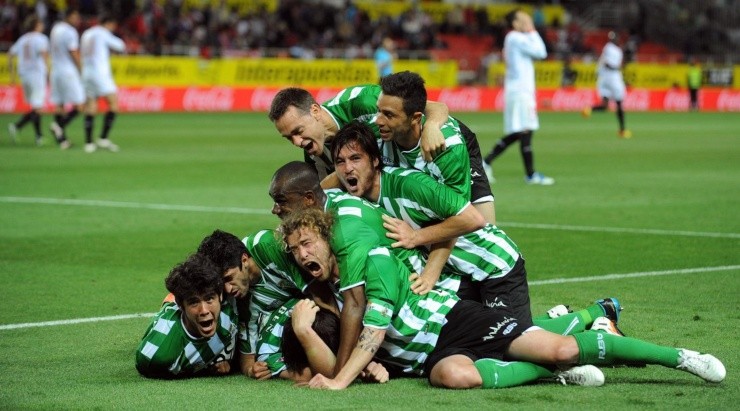 Jogadores do Betis comemoram gol (Foto: Reprodução/Facebook/Real Betis Balompié)