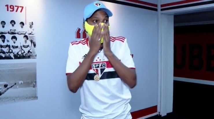 Torcida do Palmeiras retrucou a provocação feita por Lucas Penteado. Foto: Reprodução TV/Globo