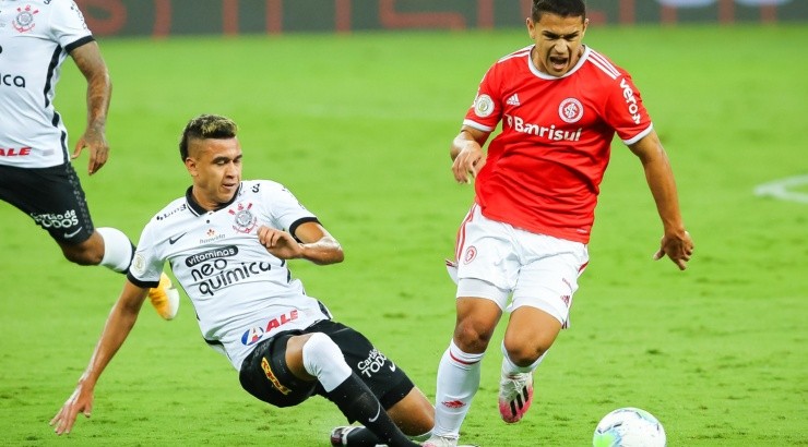 Cantillo pode dar vaga para Vitinho - Foto: Pedro H. Tesch/AGIF.