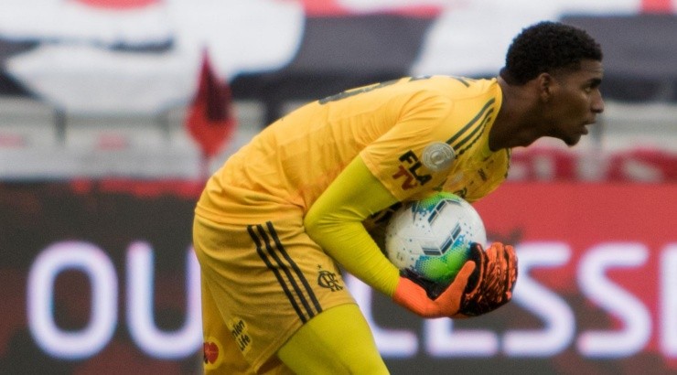 Hugo deve ser relacionado para o clássico - Foto: Robson Mafra/AGIF.