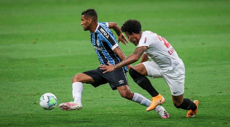 Isaque vai acertar com o Fortaleza - Foto: Fernando Alves/AGIF.