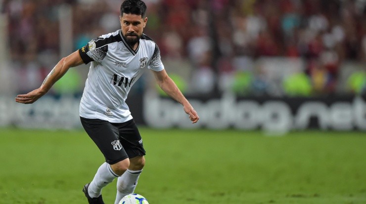 Ricardinho: pode ser anunciado pelo Fogão (Foto: Thiago Ribeiro/AGIF)