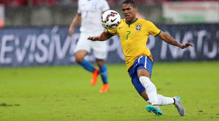 Altos valores distanciam Douglas Costa do Grêmio - Foto: Cristiano Andujar/AGIF.