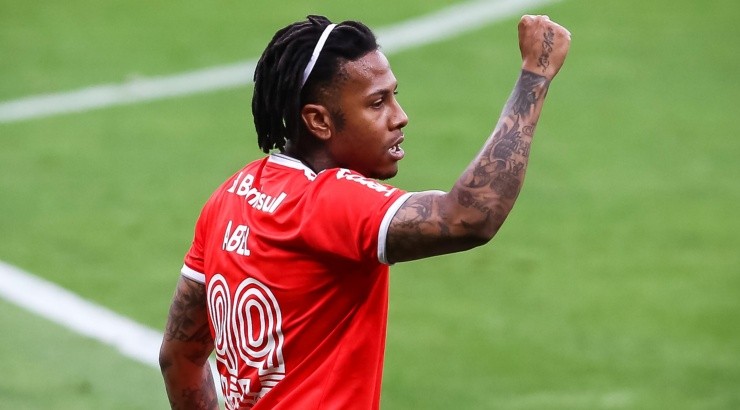 Atacante não deve permanecer no rival - Foto: Pedro H. Tesch/AGIF.