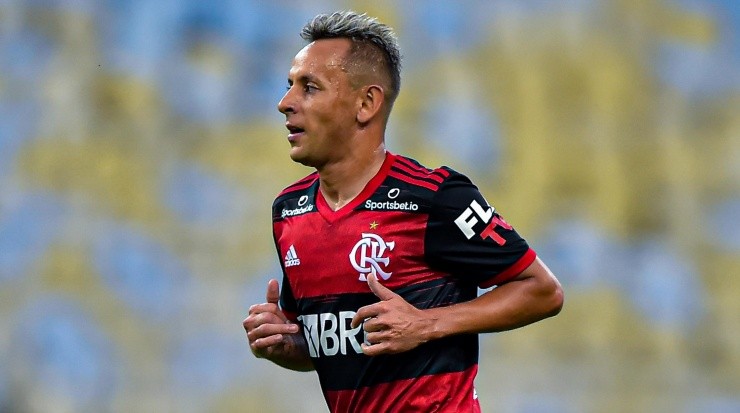 Lateral já deixou claro seu desejo em retornar ao Flamengo - Foto: Thiago Ribeiro/AGIF.