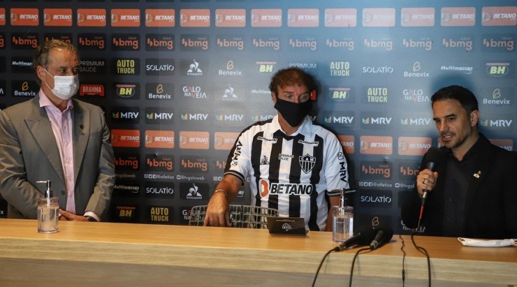 Sérgio Coelho, Cuca e Rodrigo Caetano: treinador foi apresentado ao lado da diretoria (Foto: Pedro Souza / Flickr do Atlético / Divulgação)