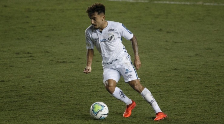 Lucas Lourenço pode negociar com o Athletico - Foto: Ettore Chiereguini/AGIF.