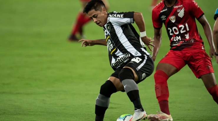 Lecaros: deve deixar o Glorioso (Foto: Jorge Rodrigues/AGIF)