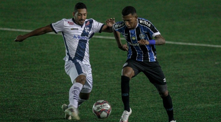 Léo Chú foi expulso por simulação - Foto: Fernando Alves/AGIF.