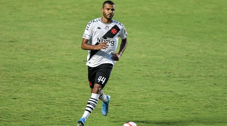 Ernando: fora do próximo jogo do Vasco (Foto: Thiago Ribeiro/AGIF)