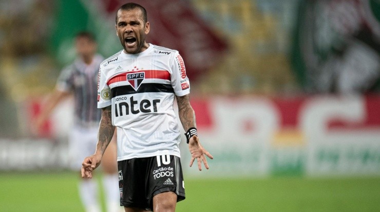 Dani Alves: em alta com o presidente tricolor (Foto: Jorge Rodrigues/AGIF)