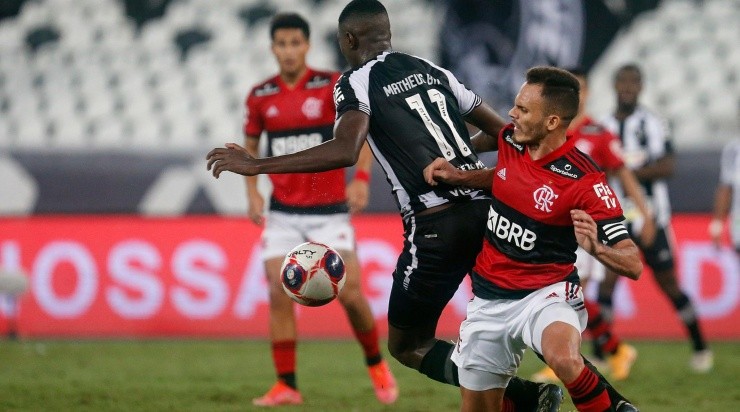 Babi e Renê: Botafogo reclama de pênalti do lateral sobre o atacante (Foto: Vitor Silva/Flickr do Botafogo/Divulgação)
