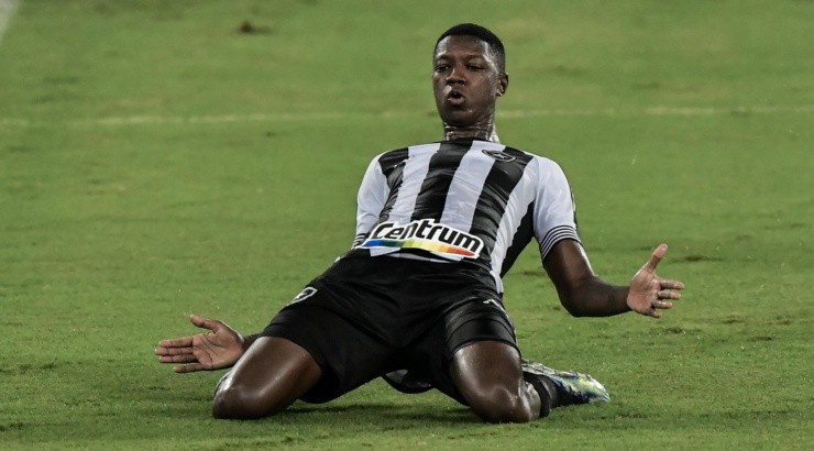 Matheus Babi vem sendo desejado por vários clubes da Série A - Foto: Thiago Ribeiro/AGIF.