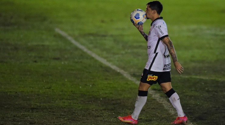 Fagner converteu a última penalidade - Foto: Thiago Ribeiro/AGIF.