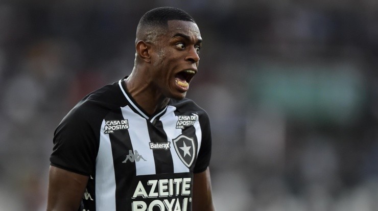 Zagueiro não vai permanecer no Fogão - Foto: Thiago Ribeiro/AGIF.