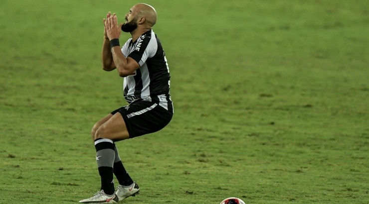 Volante vem atuando pelo Botafogo - Foto: Thiago Ribeiro/AGIF.