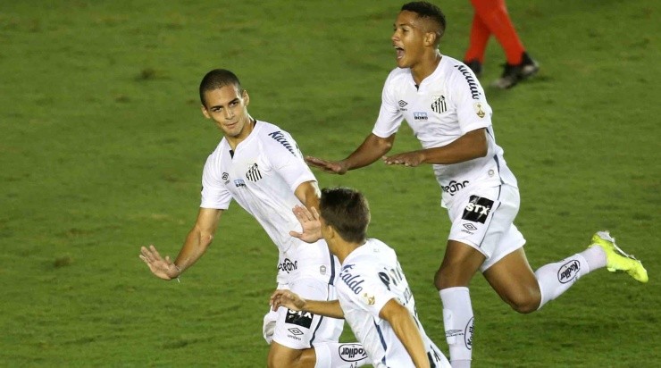 Time do Santos comemora gol pela Libertadores (Foto: Getty Images)