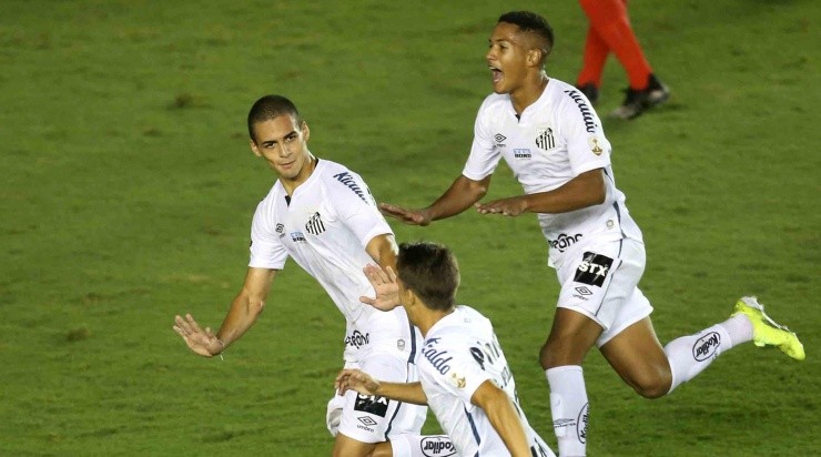 Time do Santos comemora gol pela Libertadores (Foto: Getty Images)