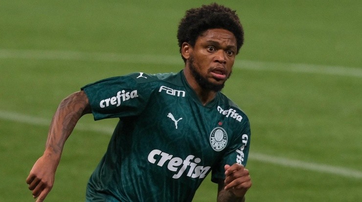 Torcida do Grêmio se mostrou completamente contra a contratação de Luiz Adriano - Foto: Marcello Zambrana/AGIF.